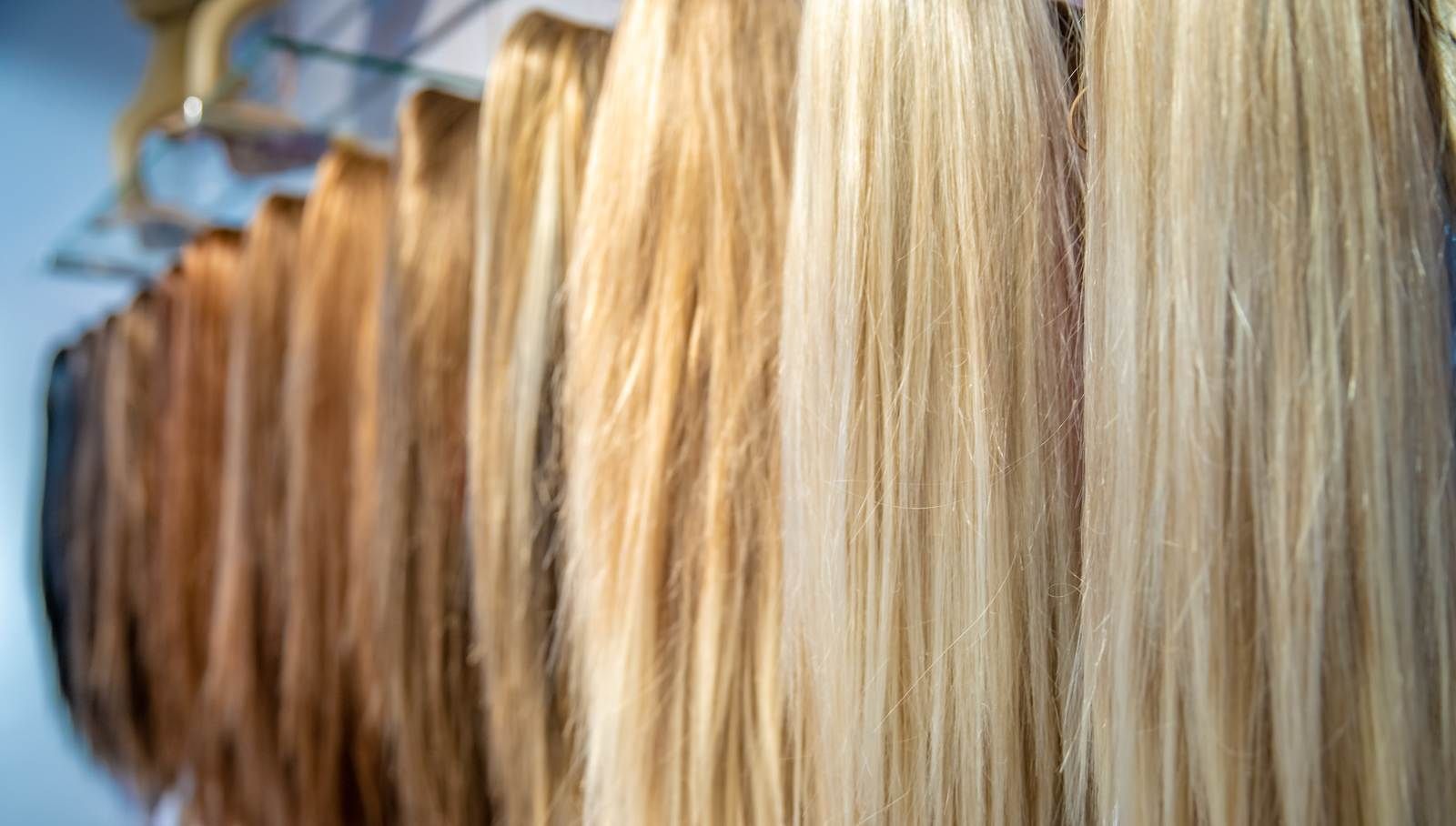 Eine Wand voller hochwertiger Haarteile, der Traum für jede Haarverlängerung